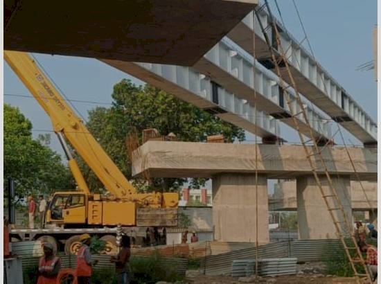 हरजोत बैंस के प्रयासों से रेलवे लाइन के ऊपर फ्लाईओवर के लिए स्टील गार्डर बिछाने का काम शुरू