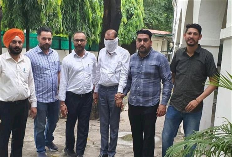 पंजाब विजिलेंस ब्यूरो ने एसडीओ को  2 लाख रुपये की रिश्वत लेते हुए गिरफ्तार किया