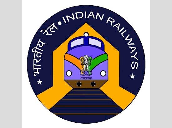 रेलवे सेवाएं बाधित: भारी बारिश से 52 ट्रेनों का परिचालन प्रभावित