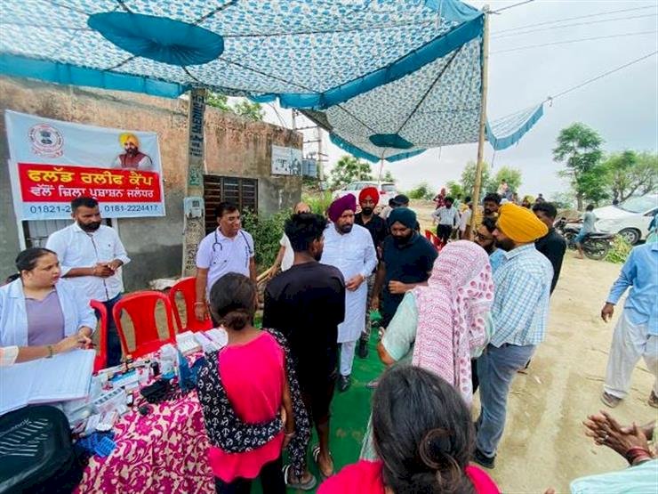 मंत्री बलकार सिंह ने बाढ़ प्रभावित गांवों में चिकित्सा सुविधाओं की समीक्षा की