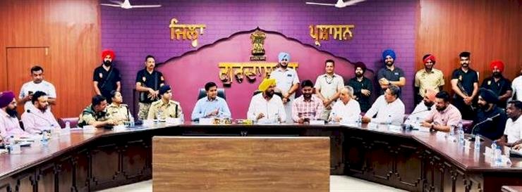 कैबिनेट मंत्री कुलदीप सिंह धालीवाल ने जिला गुरदासपुर में बाढ़ रोकथाम प्रबंधों पर समीक्षा बैठक की