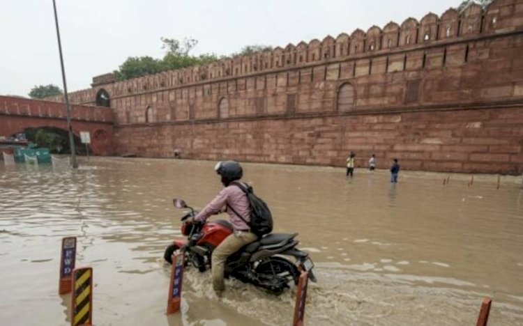 केजरीवाल सरकार बाढ़ पीड़ितों को देगी दस हजार रुपये, खाते में आएगी रकम