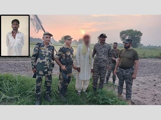 बीएसएफ सेक्टर गुरदासपुर में घुसे पाकिस्तानी नागरिक को बीएसएफ ने पाक रेंजर्स को सौंप दिया