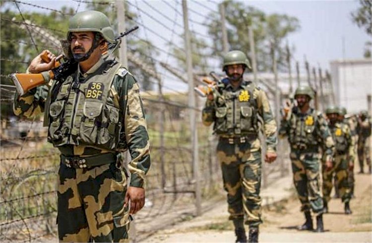 बीएसएफ ने फिरोजपुर में हथियार, मोबाइल और नकदी बरामद,  2 संदिग्धों को पकड़ा