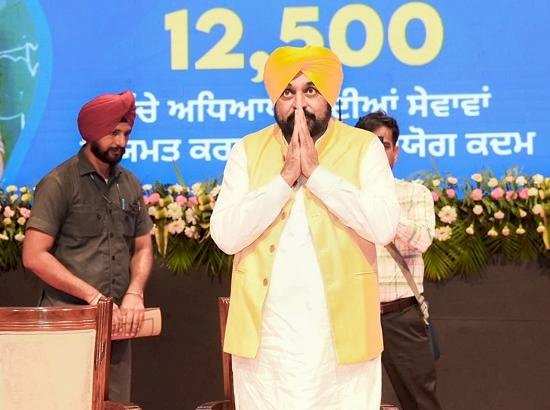पंजाब में 'नए युग की शुरुआत', सीएम मान ने 12,710 शिक्षकों के नाम के आगे लगा अनुबंध शब्द मिटाया