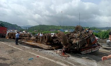 महाराष्ट्र: मुंबई-पुणे एक्सप्रेसवे पर कंटेनर पलटने से 2 की मौत, 4 घायल