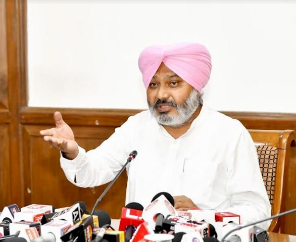 देश के कई हिस्से में आग लगी हुई है और प्रधानमंत्री चुप हैं, उनकी यह चुप दर्शाती है कि बीजेपी दलित और महिला विरोधी है - हरपाल सिंह चीमा