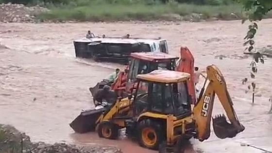 रामनगर: नाले में पलटी बस, जेसीबी से बचाई सवारियों की जान