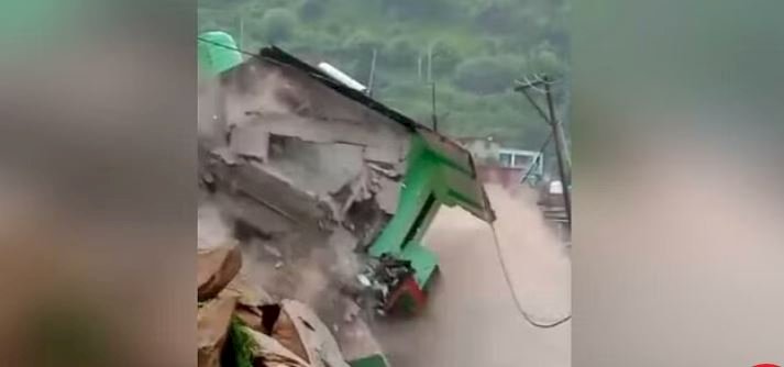 केदारनाथ यात्रा मार्ग पर स्थित रामपुर में होटल हुआ जमीदोज