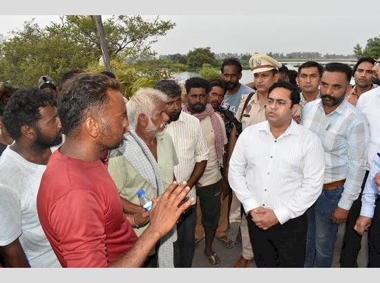 जालंधर डीसी ने लोहियां गांवों में बाढ़ प्रभावित लोगों से मुलाकात की, राशन और तिरपाल वितरित किए