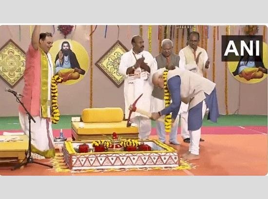 पीएम मोदी ने मध्य प्रदेश में 100 करोड़ रुपये की लागत से बनने वाले संत रविदास मंदिर के लिए भूमि पूजन किया
