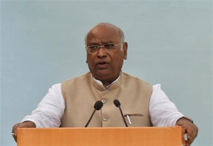 विपक्ष की आवाज दबा रही  मोदी सरकार: खड़गे