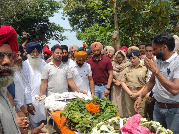 लद्दाख सड़क हादसे में शहीद हुए सेना के जवान तरणदीप सिंह का पूरे सम्मान के साथ अंतिम संस्कार किया गया