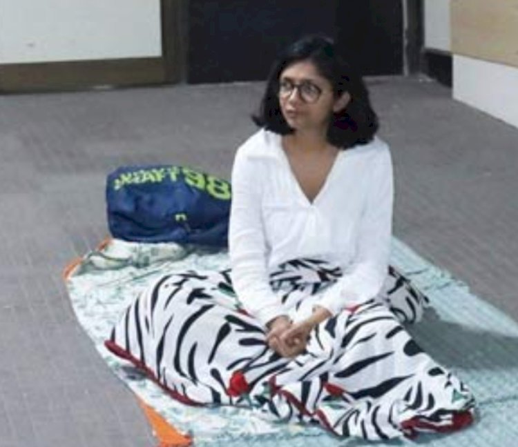 धरने पर डी सी डब्ल्यू प्रमुख स्वाति मालीवाल, रेप पीड़िता से मिलने पर अड़ीं, कहा- क्या छिपाने की कोशिश कर रही सरकार हैं?