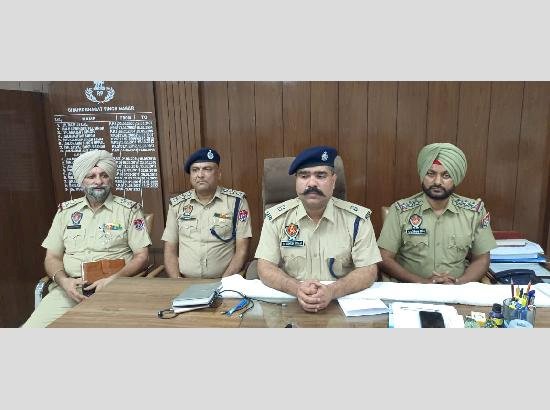 पुलिस ने 2 किलोग्राम अफीम और 4.20 लाख रुपये ड्रग मनी जब्त की