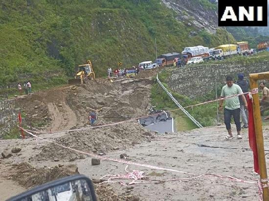 चमोली में ऋषिकेश-बद्रीनाथ NH-58 का हिस्सा क्षतिग्रस्त, यातायात रोका गया