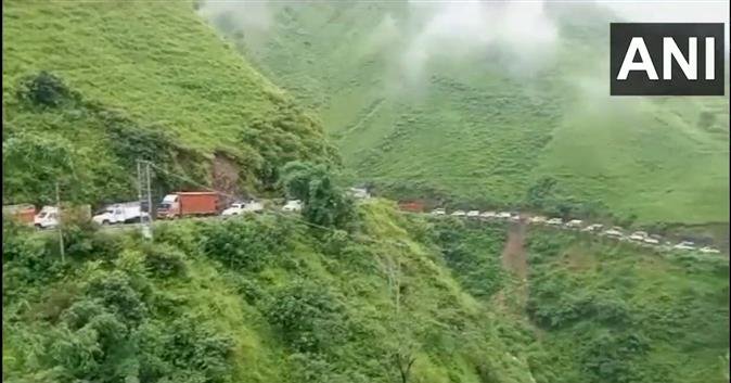 हिमाचल में बारिश: न खाना, न पानी; चंडीगढ़-मनाली हाईवे पर 5-10 किमी लंबा ट्रैफिक जाम होने से सैकड़ों लोग फंसे