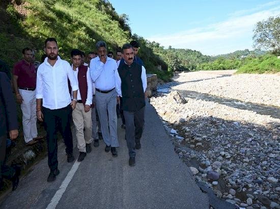 हिमाचल : मुख्यमंत्री सुक्खू ने हमीरपुर में भूस्खलन प्रभावित क्षेत्रों का दौरा किया, प्रशासन को राहत, बहाली कार्यों में तेजी लाने का निर्देश दिया