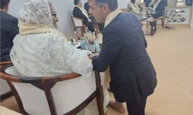 ब्रिटिश पीएम ऋषि सुनक का दिल को छू लेने वाला अंदाज, घुटने पर बैठकर शेख हसीना से की बात