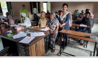 नव-भारत साक्षर कार्यक्रम के तहत हाथों में औजार, दी कलम, 6000 निरक्षर देंगे परीक्षा