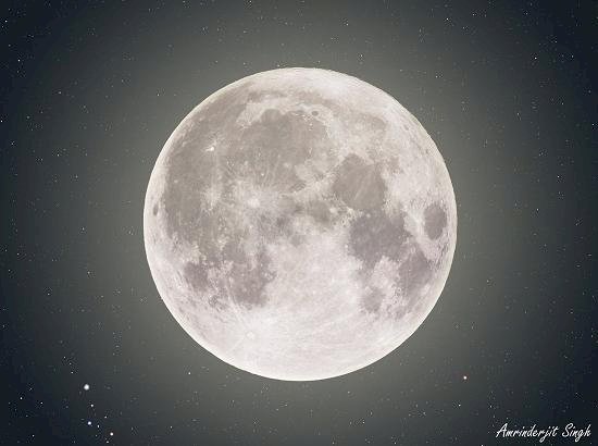 सुपर मून को मोहाली स्थित एस्ट्रोफोटोग्राफर ने लेओरियन वेधशाला में अपनी दूरबीन से कैद किया