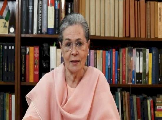कांग्रेस नेता सोनिया गांधी बुखार के कारण अस्पताल में भर्ती, हालत स्थिर
