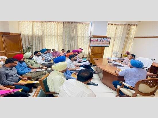 डॉ. बलजीत कौर ने अधिकारियों को निर्देश देते हुए लोगों को समय पर लाभ सुनिश्चित करने के महत्व पर जोर दिया