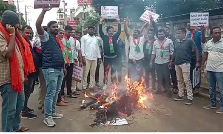 कर्नाटक बंद: कार्यकर्ताओं ने बेंगलुरु हवाईअड्डे में घुसने की कोशिश की, हिरासत में लिया गया