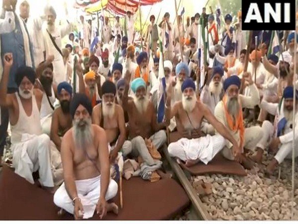 अमृतसर में किसानों का रेल रोको आंदोलन तीसरे दिन भी जारी है