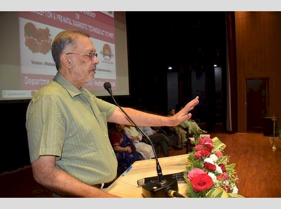 किसी भी गैरकानूनी गर्भपात को रोकने के लिए गर्भावस्था की पूरी अवधि के दौरान गर्भवती महिलाओं पर नज़र रखें, डॉ. बलबीर सिंह ने स्वास्थ्य विभाग को आदेश दिया