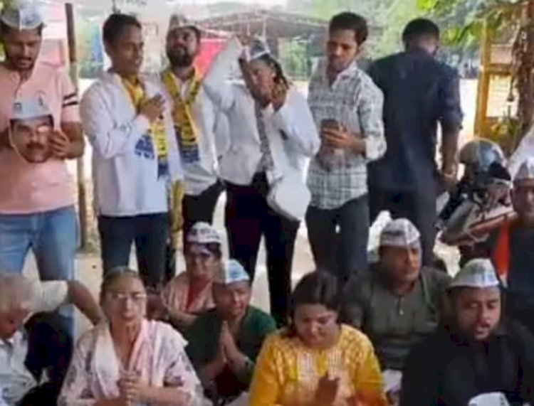 संजय सिंह की गिरफ्तारी के खिलाफ ईडी ऑफिस के बाहर आप कार्यकर्ताओं का प्रदर्शन