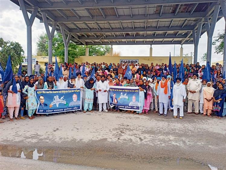 नरेगा श्रमिकों ने किया विरोध प्रदर्शन, समय पर वेतन भुगतान की मांग