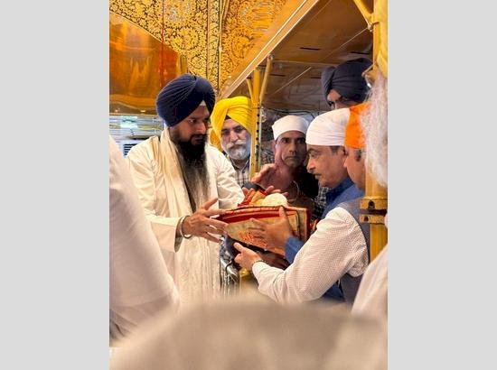 केंद्रीय मंत्री नितिन गडकरी ने अमृतसर के स्वर्ण मंदिर में मत्था टेका