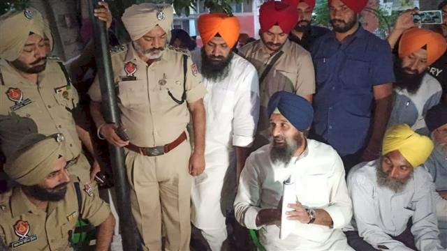 रोपड़: टीचर बलविंदर कौर का शव बरामद, अकाली दल के नेताओं ने अस्पताल में दिया धरना