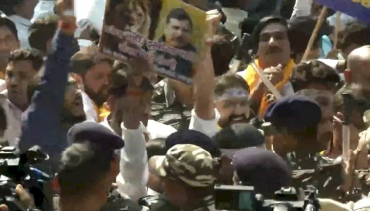 सांसद संजय सिंह की गिरफ्तारी का विरोध, सड़कों पर उतरे आप कार्यकर्ता