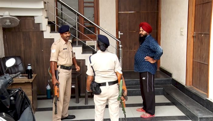 रंजीत एवेन्यू स्थित शराब कारोबारी के घर पर सुबह से ईडी की छापेमारी जारी