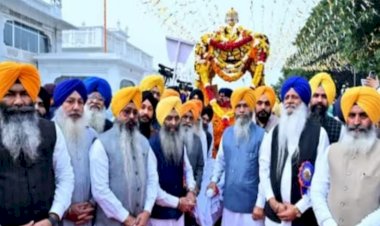 गुरु नानक देव जी की जयंती के अवसर पर श्री अकाल तख्त साहिब से नगर कीर्तन निकाला गया