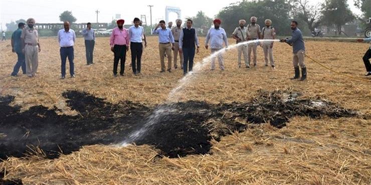 पुआल में आग लगने की सूचना मिलते ही उपायुक्त दमकल गाड़ी के साथ मौके पर पहुंचे
