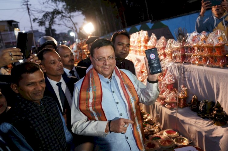 मुख्यमंत्री पुष्कर धामी ने कुम्हार मंडी क्षेत्र का किया भ्रमण, कुम्हारों से की मुलाकात