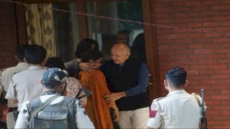 बीमार पत्नी से मिलते ही भावुक हुए मनीष सिसोदिया, केजरीवाल बोले- ये तस्वीर बेहद पीड़ादायी