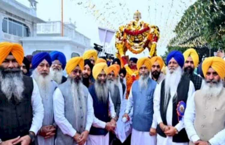 गुरु नानक देव जी की जयंती के अवसर पर श्री अकाल तख्त साहिब से नगर कीर्तन निकाला गया