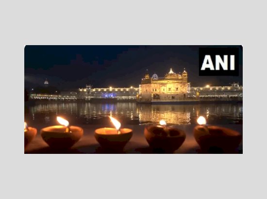 गुरु नानक जयंती के अवसर पर स्वर्ण मंदिर को रोशनी से सजाया गया