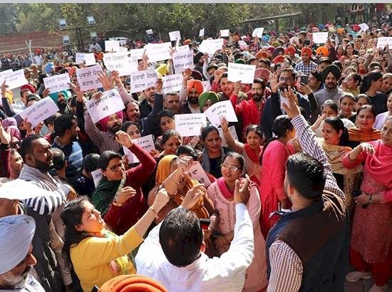 विधानसभा सत्र के दौरान सचिवालय कर्मचारियों का जोरदार विरोध प्रदर्शन