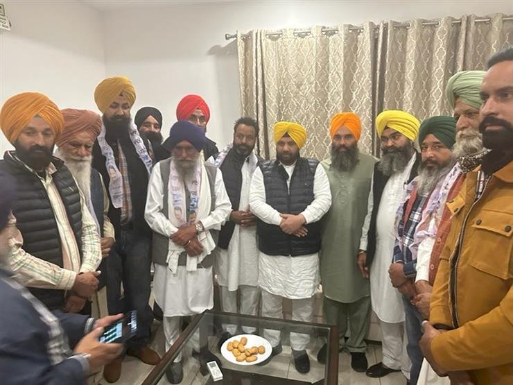 अमृतसर के गांव में दर्जनों परिवार आम आदमी पार्टी में शामिल हुए