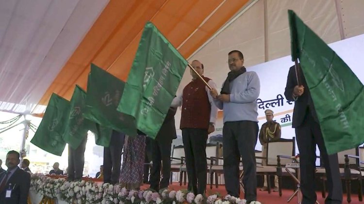 दिल्ली के एलजी वीके सक्सेना, सीएम केजरीवाल ने 500 इलेक्ट्रिक बसों को हरी झंडी दिखाई