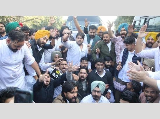 पंजाब युवा कांग्रेस ने मोहित मोहिंदरा के नेतृत्व में राज्य में बिगड़ती कानून व्यवस्था के खिलाफ विरोध प्रदर्शन किया