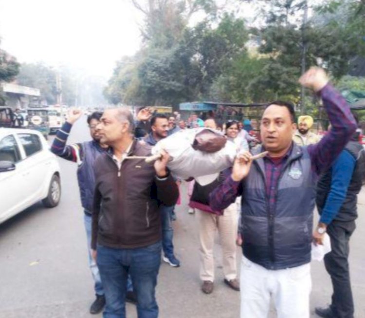 बठिंडा: कंप्यूटर शिक्षकों की मांगों को लेकर प्रदर्शन