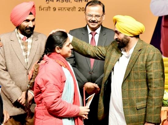 सीएम मान ने सहकारिता विभाग के 520 नवनियुक्त युवाओं को नियुक्ति पत्र सौंपे