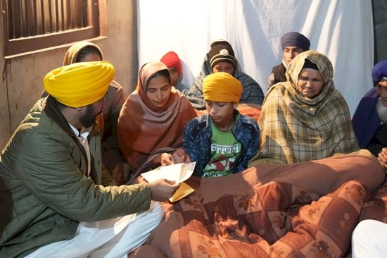 सीएम मान ने शहीद जसपाल सिंह के परिवार को वित्तीय सहायता के रूप में 1 करोड़ रुपये का चेक सौंपा