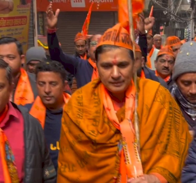 भगवा रंग पहनकर भक्ति में डूबे हुए दिखे सौरभ भारद्वाज